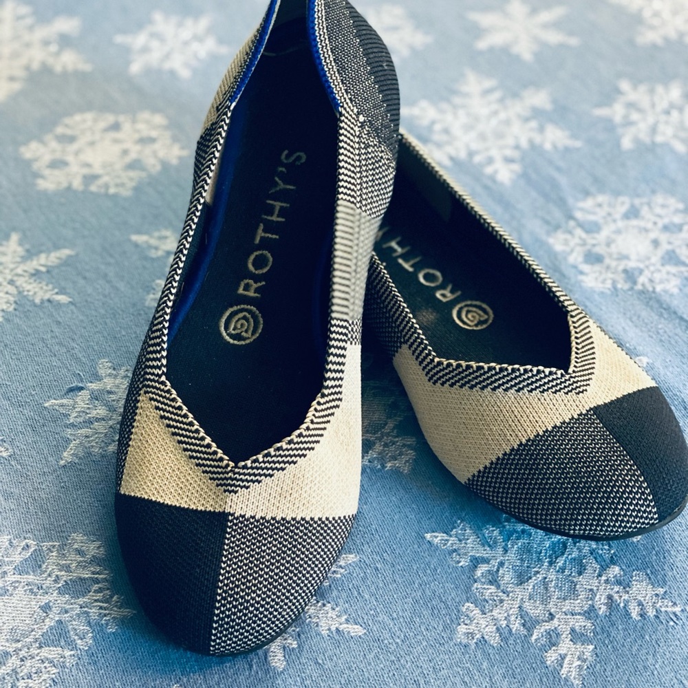 Rothy's Captor black charcoal and cream flats size 7.5
